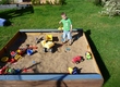 Sandkasten mit Buddelzeug