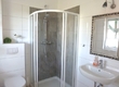 Badezimmer mit Dusche im EG