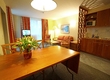 großer Esstisch im Wohnzimmer