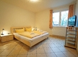 Schlafzimmer mit Doppelbett un