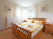 Schlafzimmer mit Doppelbett un