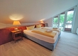 Schlafzimmer mit Doppelbett
