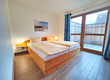 Schlafzimmer mit Doppelbett